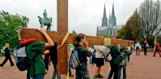 Young people carry the World Youth Day cross in Cologne, Germany, on the opening day of the international youth gathering Aug. 16. Planners expect more than 800,000 participants from more than 150 countries to attend World Youth Day. Photo: CNS photo from KNA